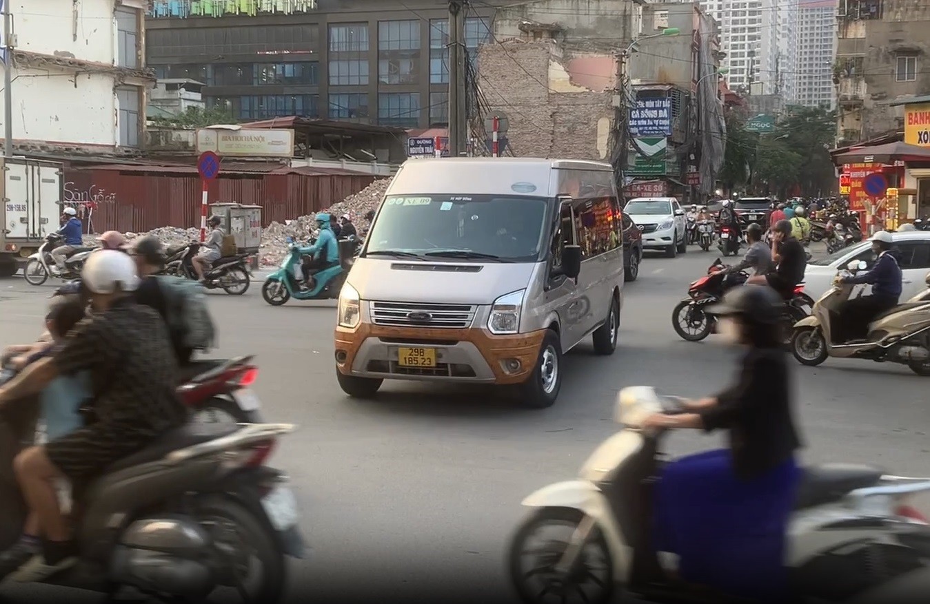 Hãi hùng cảnh người dân liều &quot;cắt&quot; đầu ô tô, lao qua dòng xe để xuống hầm chui Thanh Xuân - Ảnh 13.