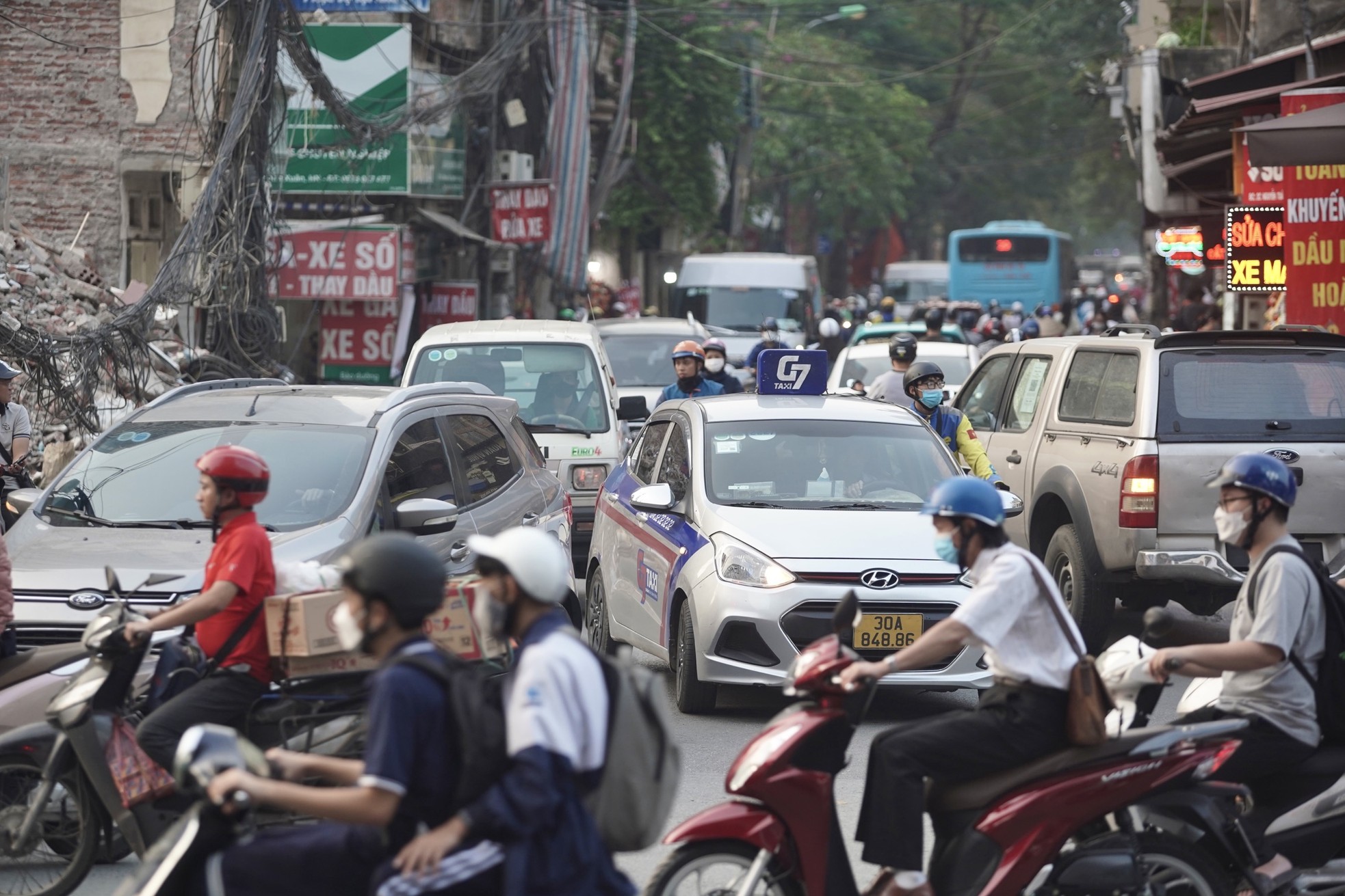 Hãi hùng cảnh người dân liều &quot;cắt&quot; đầu ô tô, lao qua dòng xe để xuống hầm chui Thanh Xuân - Ảnh 3.