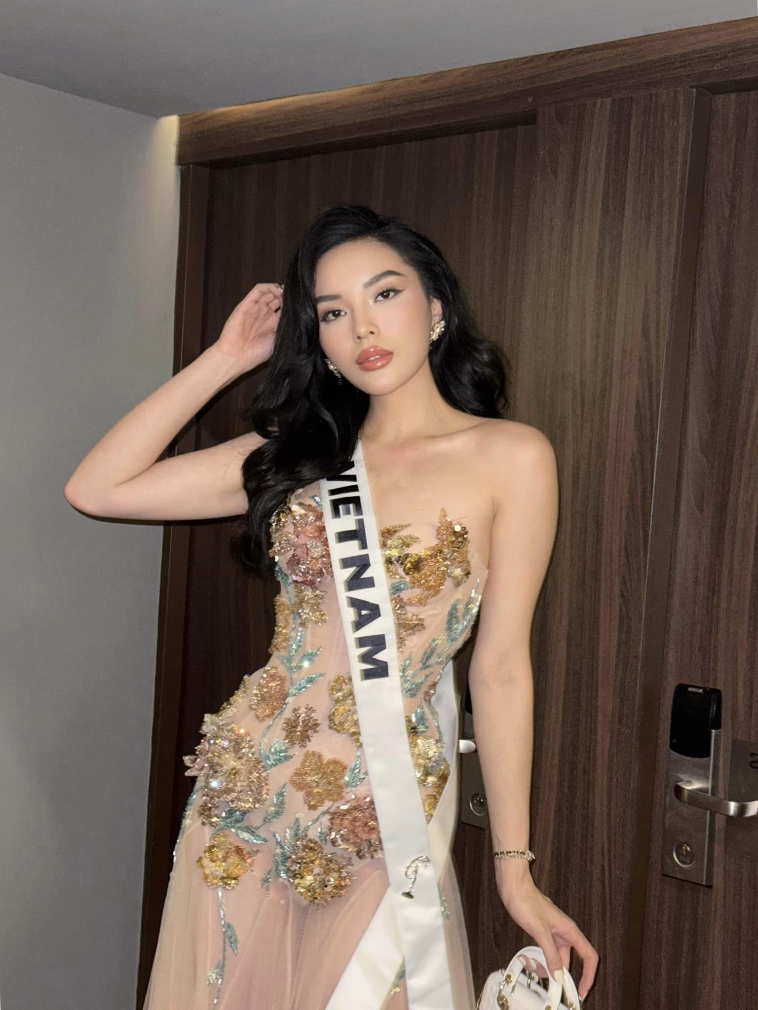 Kỳ Duyên ngày thứ 11 tại Miss Universe: Khoe eo &quot;con kiến&quot; gây sốt, tiến thẳng vào Top 10 trên BXH - Ảnh 8.