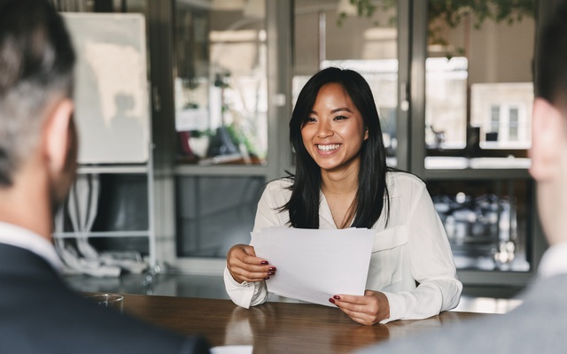 Nhà tuyển dụng hỏi: &quot;Có 10 quả lê, chia cho 15 người, làm sao để chia cho công bằng?&quot;, ứng viên EQ cao trả lời khôn ngoan, ghi điểm tuyệt đối, được nhận ngay!- Ảnh 2.