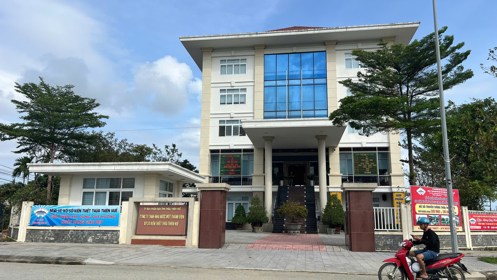 Vụ vé số trúng 2 tỉ đồng: Lãnh đạo Thừa Thiên - Huế nói không thể chỉ đạo trả hoặc không trả- Ảnh 2. Công ty XSKT tỉnh Thừa Thiên - Huế có 100% vốn sở hữu nhà nước, trực thuộc UBND tỉnh Thừa Thiên - Huế.