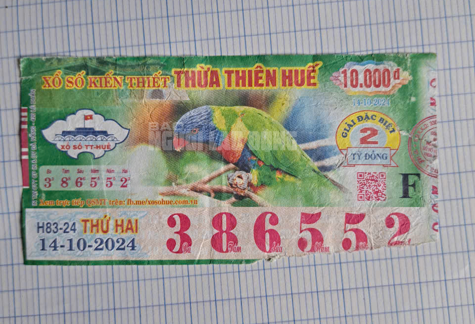 Vụ vé số trúng 2 tỉ đồng: Lãnh đạo Thừa Thiên - Huế nói không thể chỉ đạo trả hoặc không trả- Ảnh 1. Tờ vé xổ số trúng thưởng 2 tỉ đồng của bà Ng. nhưng không được trả thưởng vì rách.