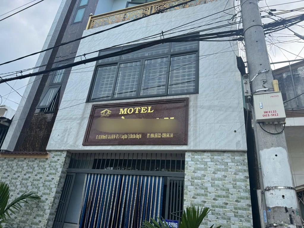 Ập vào Motel kín cổng cao tường, công an lật tẩy 'bí mật' của đôi nam nữ - Ảnh 1.