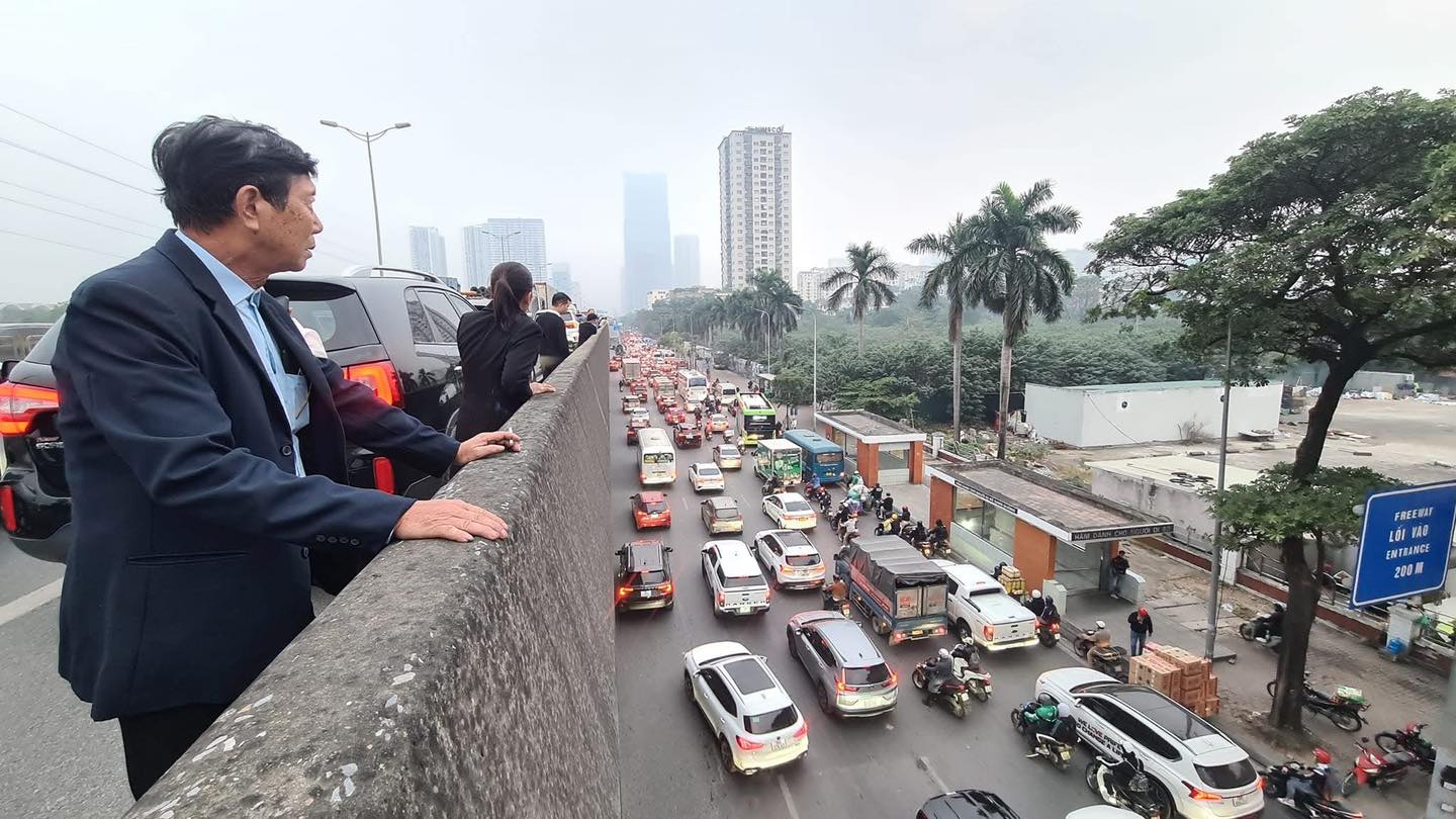 Hà Nội: Tắc cứng đường vành đai trên cao, nhà trai phải thuê xe ôm cho chú rể mang lễ đi ăn hỏi - Ảnh 3.