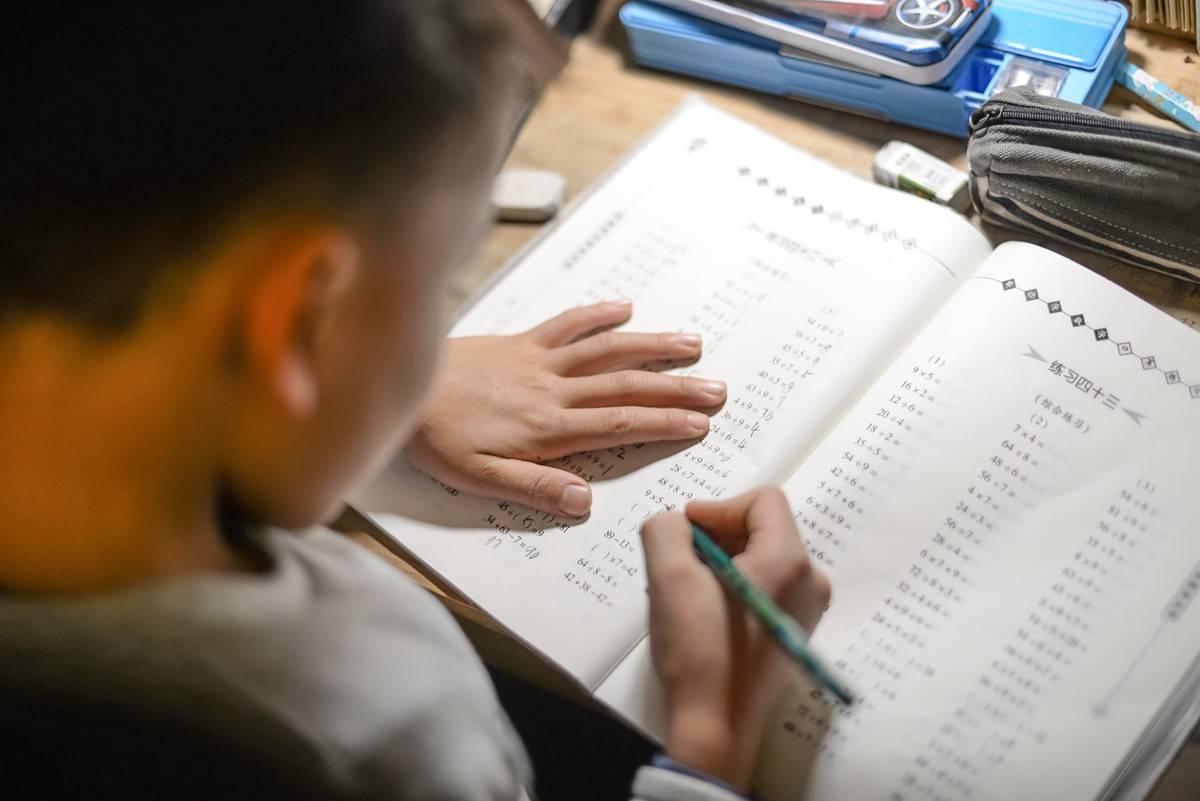 Nếu muốn con tự giác, sau khi tan học cha mẹ buộc phải biết “giữ miệng” 3 điều này - Ảnh 3.