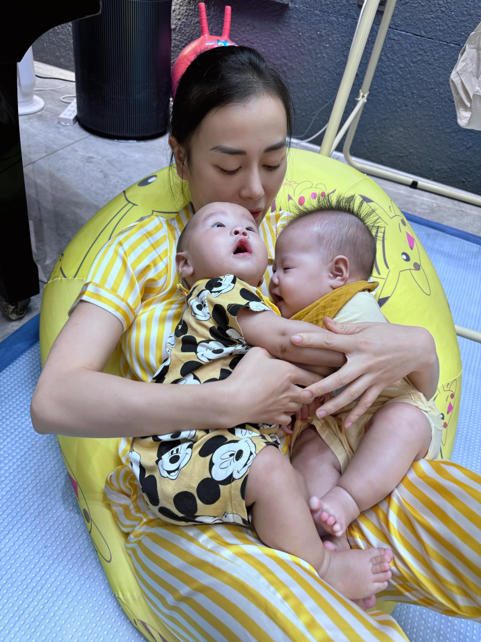Jimmy - Jenny sinh đôi mà khác biệt từ tính cách đến nước da khiến mẹ Phương Oanh phải thốt lên điều này - Ảnh 1. Jimmy - Jenny sinh đôi mà khác biệt từ tính cách đến nước da khiến mẹ Phương Oanh phải thốt lên điều này - Ảnh 1.