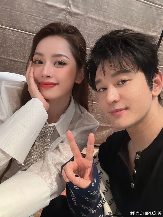 Chi Pu sau 1 năm vụt s&aacute;ng ở nước ngo&agrave;i: Từ hot girl cầm mic trở th&agrave;nh ng&ocirc;i sao được Triệu Vy, Huỳnh Hiểu Minh y&ecirc;u mến - Ảnh 8.