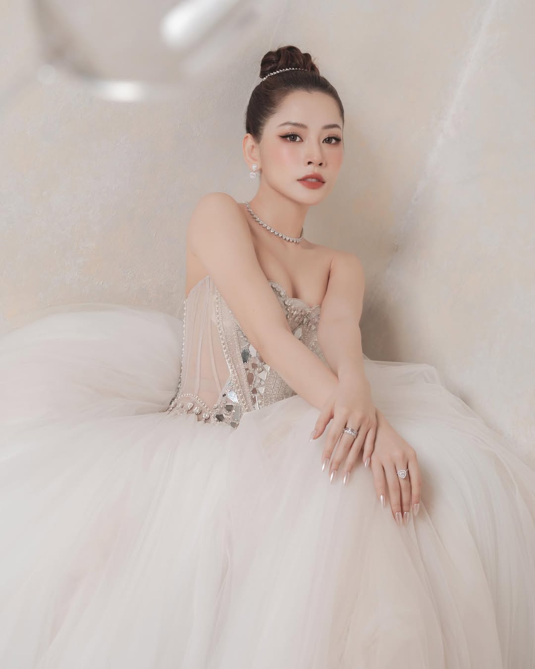 Chi Pu sau 1 năm vụt s&aacute;ng ở nước ngo&agrave;i: Từ hot girl cầm mic trở th&agrave;nh ng&ocirc;i sao được Triệu Vy, Huỳnh Hiểu Minh y&ecirc;u mến - Ảnh 4.