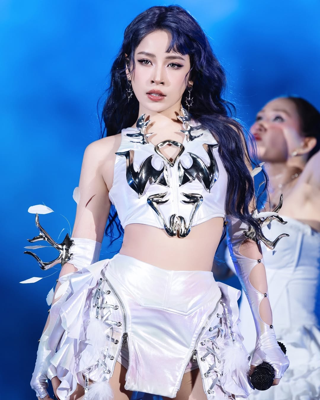 Chi Pu sau 1 năm vụt s&aacute;ng ở nước ngo&agrave;i: Từ hot girl cầm mic trở th&agrave;nh ng&ocirc;i sao được Triệu Vy, Huỳnh Hiểu Minh y&ecirc;u mến - Ảnh 2.