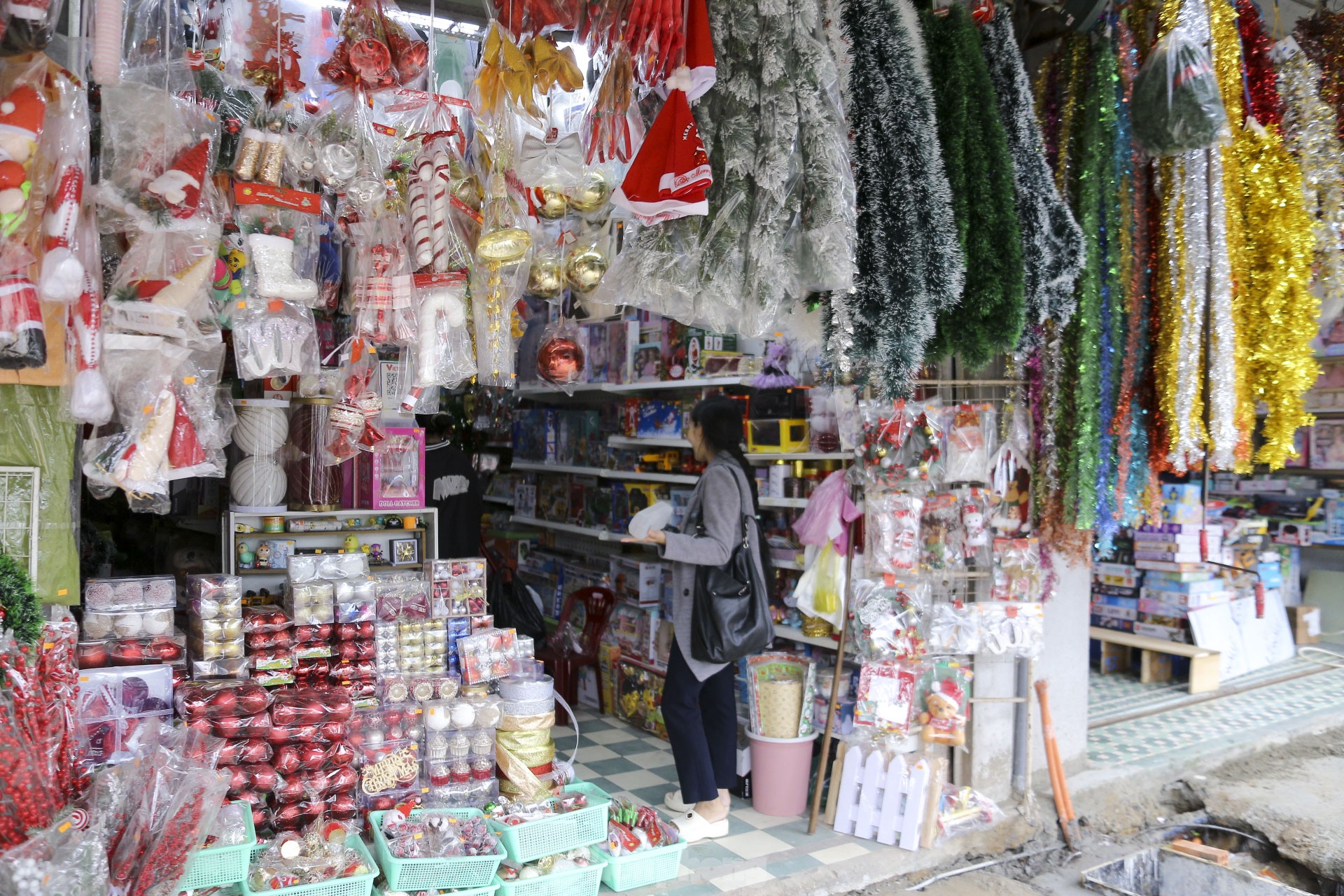 Ảm đạm thị trường Noel ở Đ&agrave; Nẵng - Ảnh 2.