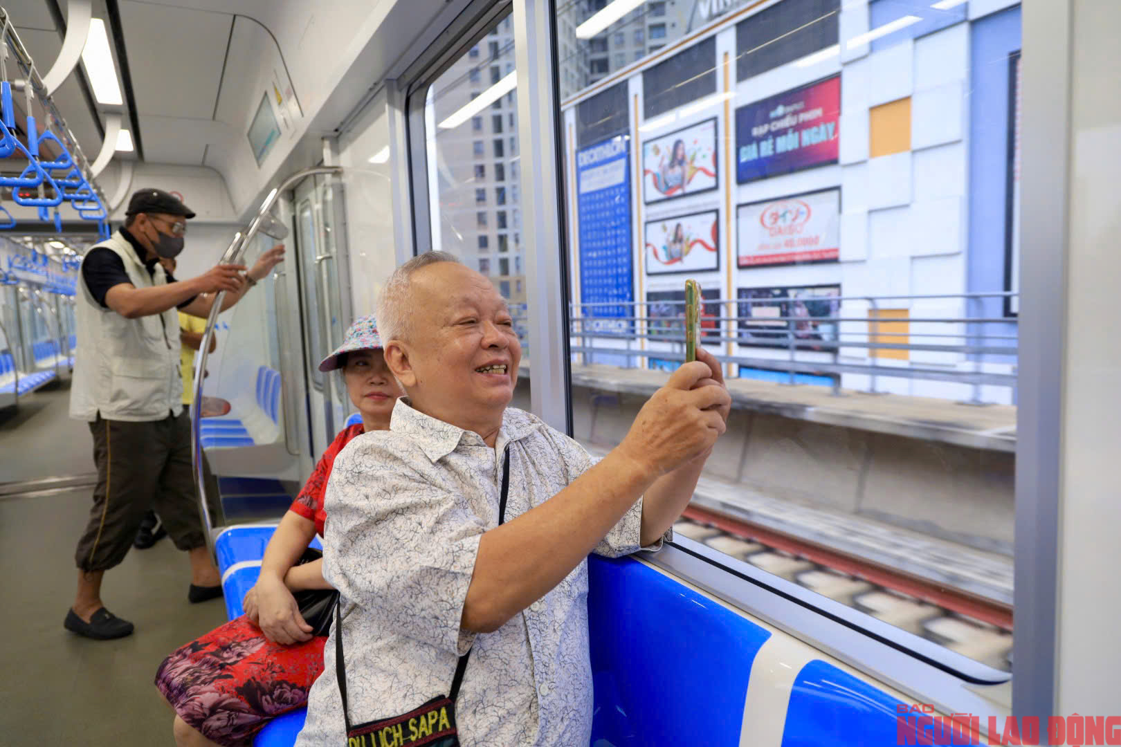 Người dân TP HCM háo hức đi metro số 1- Ảnh 1. Người dân TP HCM háo hức đi metro số 1- Ảnh 1.