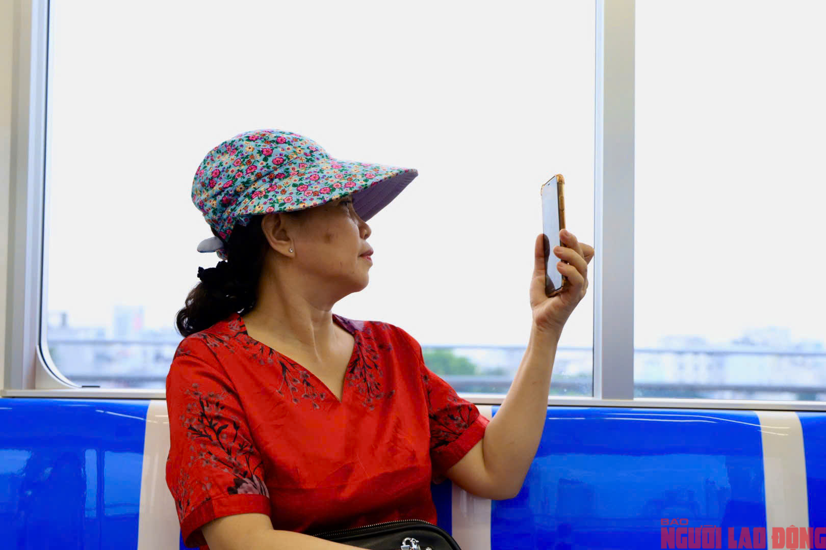 Người dân TP HCM háo hức đi metro số 1- Ảnh 3. Người dân TP HCM háo hức đi metro số 1- Ảnh 3.