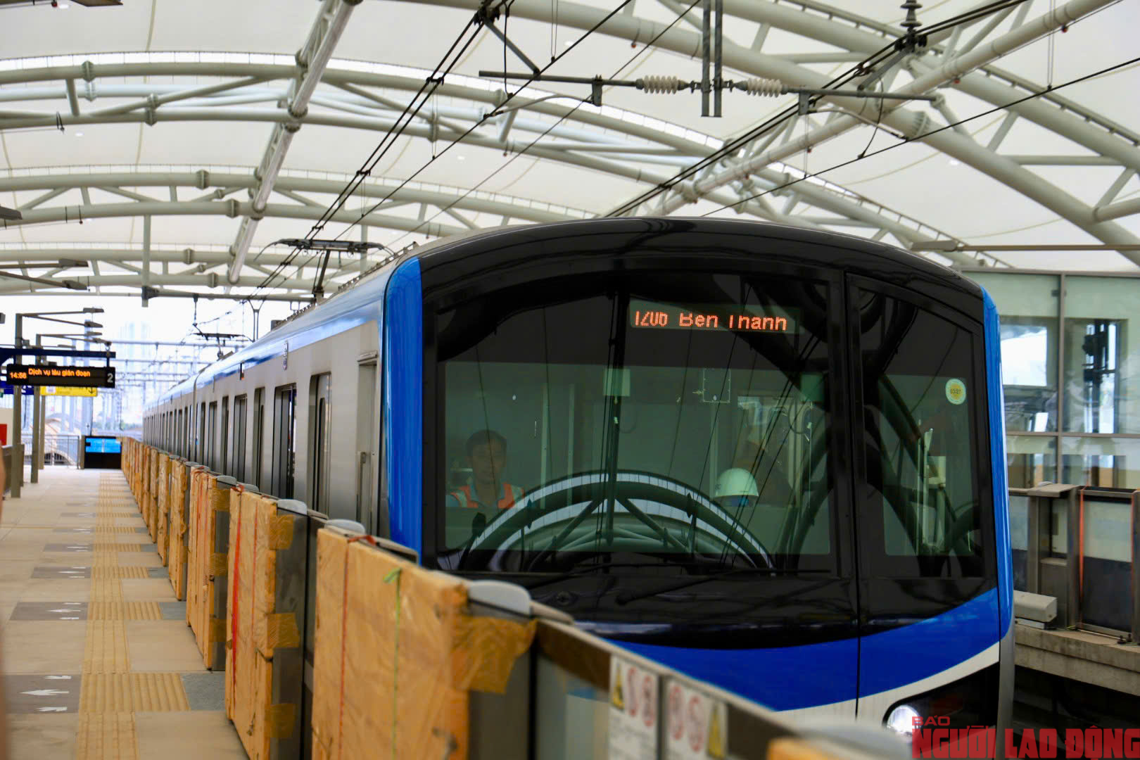 Người dân TP HCM háo hức đi metro số 1- Ảnh 15. Người dân TP HCM háo hức đi metro số 1- Ảnh 15.