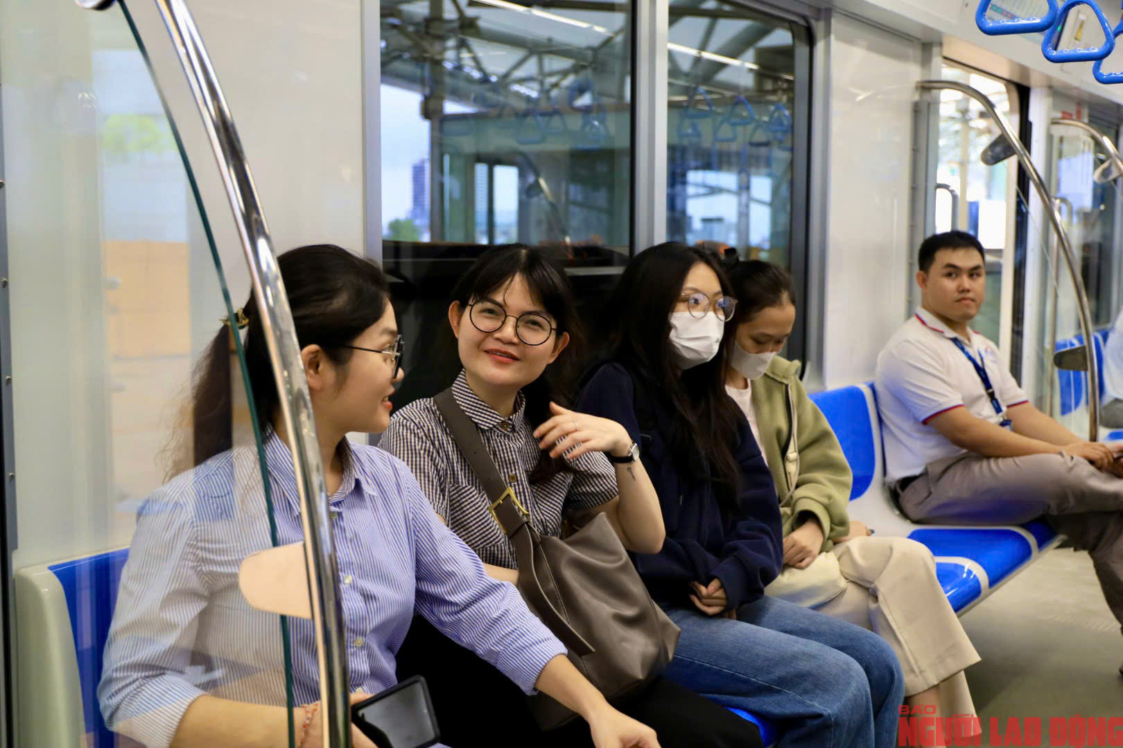 Người dân TP HCM háo hức đi metro số 1- Ảnh 10. Người dân TP HCM háo hức đi metro số 1- Ảnh 10.