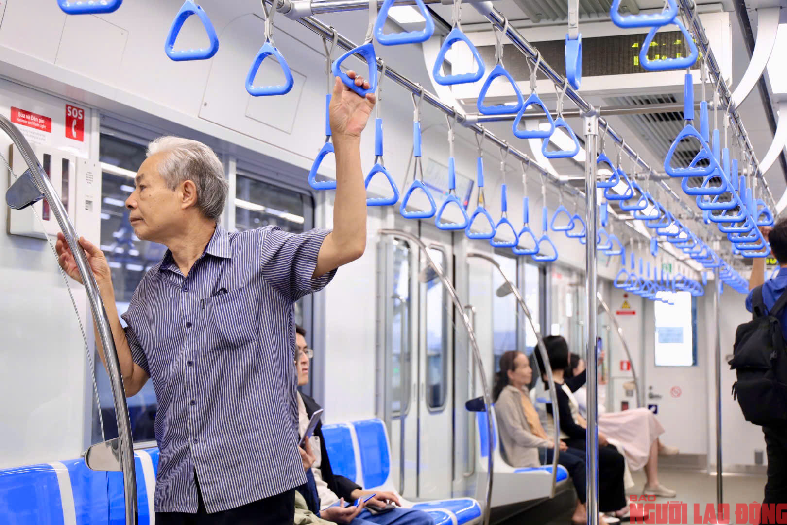 Người dân TP HCM háo hức đi metro số 1- Ảnh 5. Người dân TP HCM háo hức đi metro số 1- Ảnh 5.