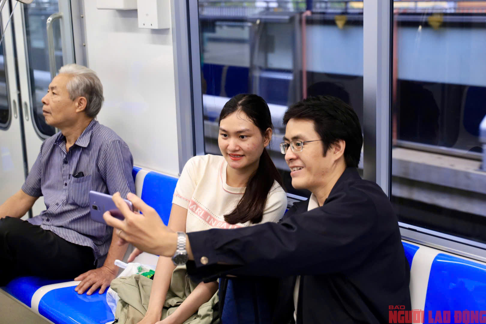 Người dân TP HCM háo hức đi metro số 1- Ảnh 7. Người dân TP HCM háo hức đi metro số 1- Ảnh 7.