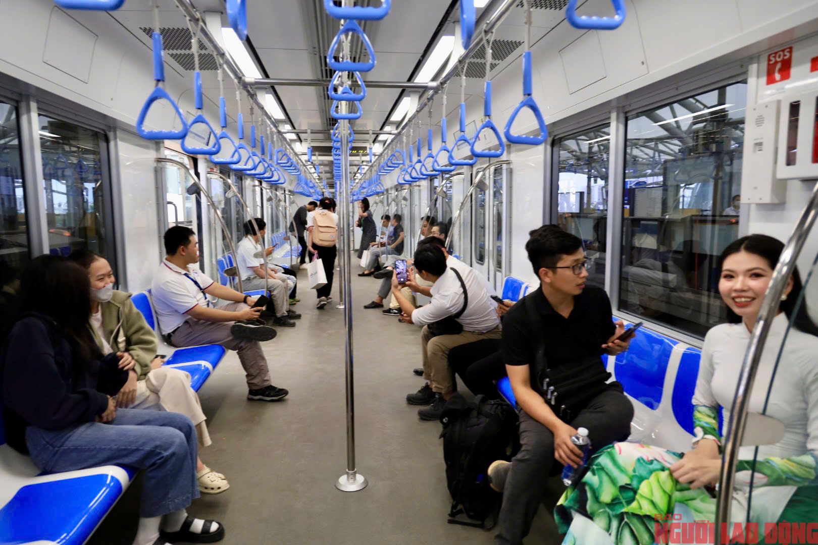 Người dân TP HCM háo hức đi metro số 1- Ảnh 8. Người dân TP HCM háo hức đi metro số 1- Ảnh 8.