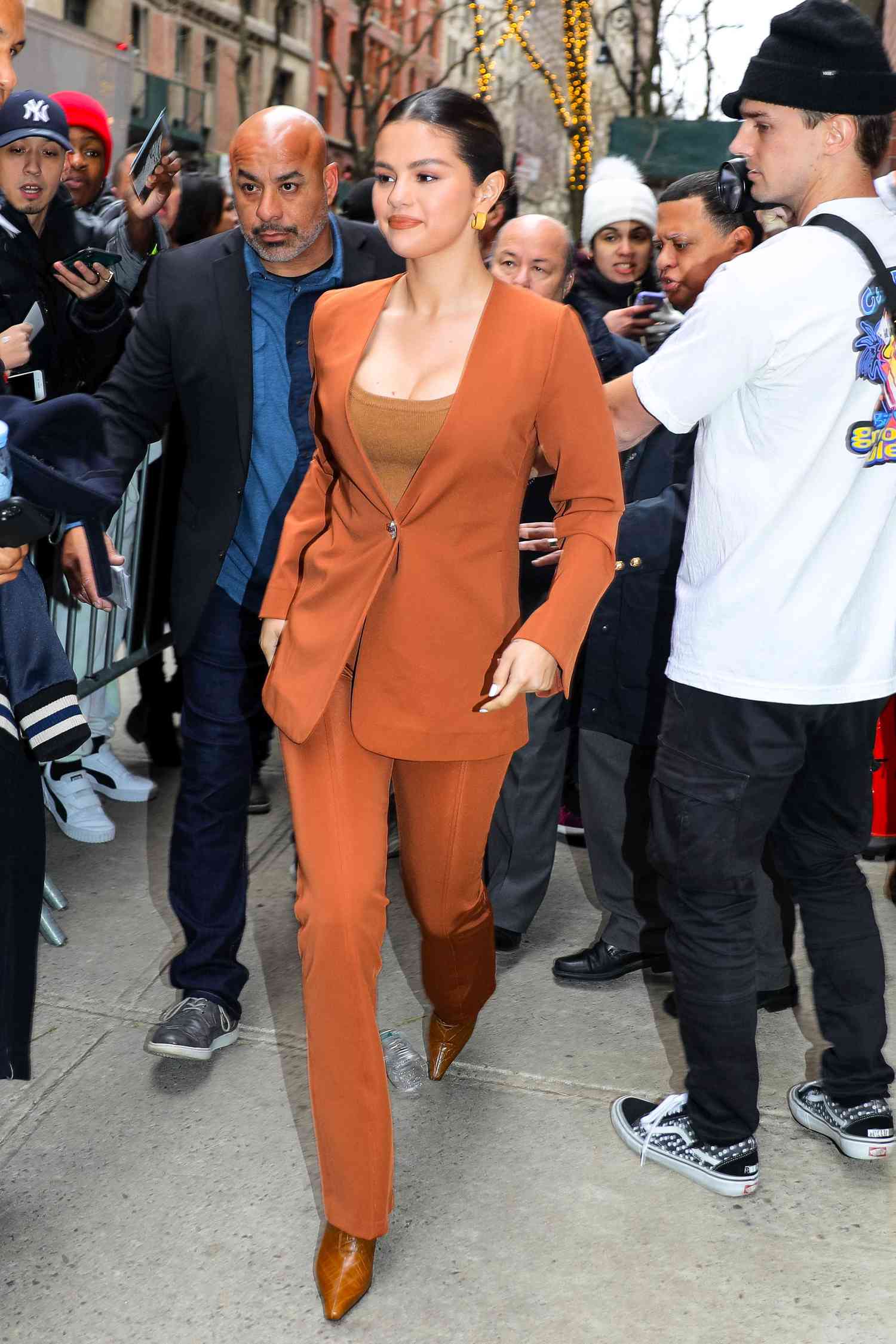 Selena Gomez đúng là &quot;cao thủ&quot; mặc áo blazer, phối đồ trẻ trung mà vẫn sang trọng - Ảnh 6.