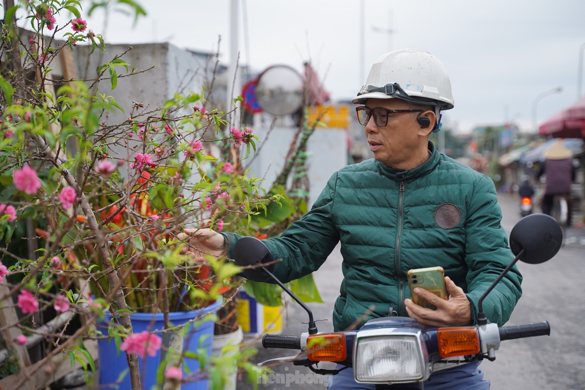 Đào, quất xuống phố mang không khí Tết đến sớm với người dân Thủ đô - Ảnh 6.