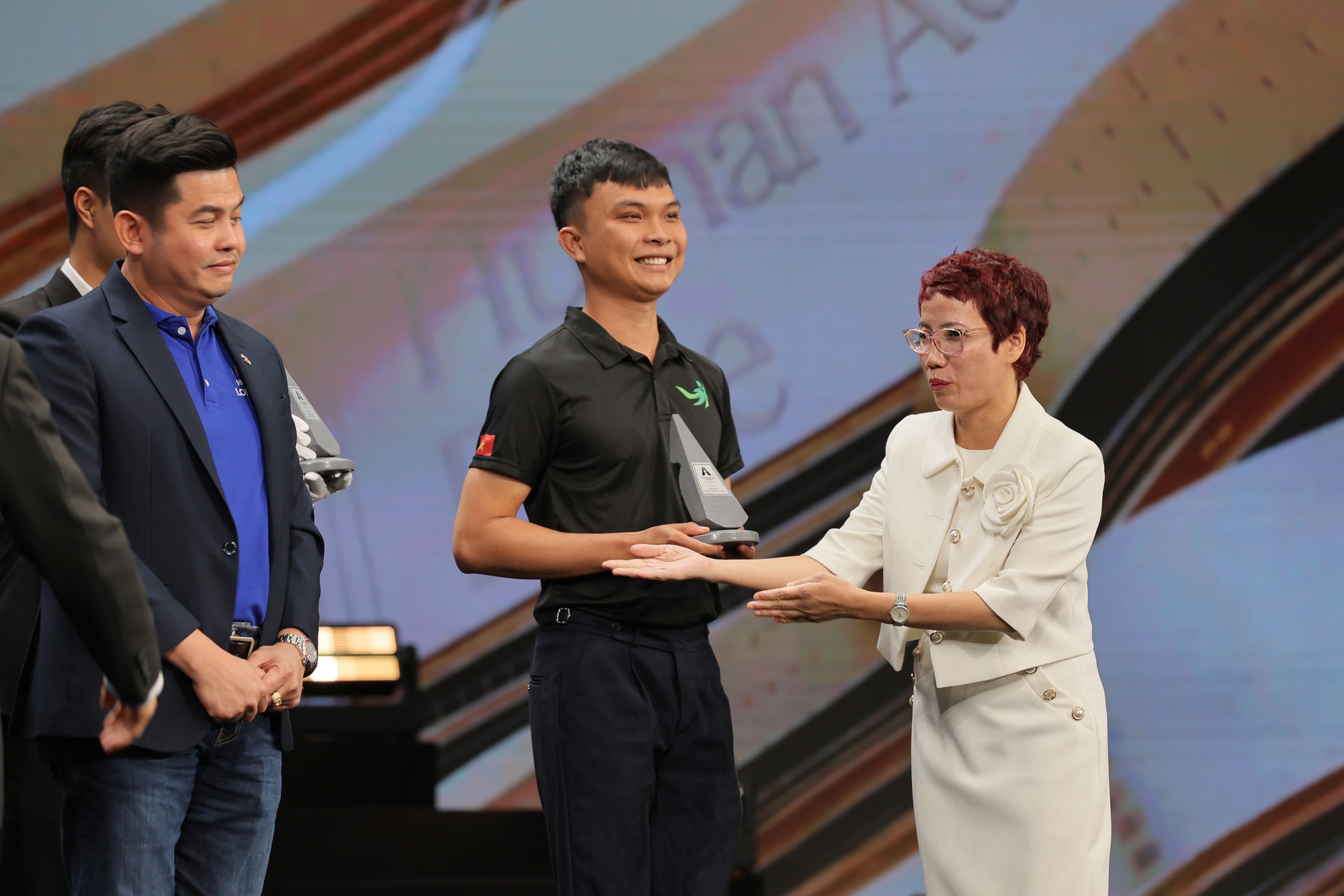 Khoảnh khắc kỳ diệu ở Gala Human Act Prize 2024: Lời cảm ơn bằng tiếng Ba Na vang vọng ở Nhà hát Hồ Gươm - Ảnh 8.