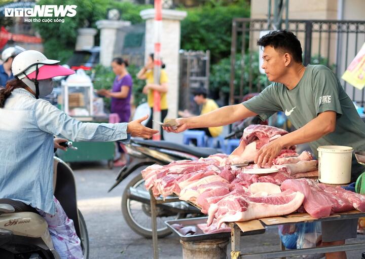 Giá heo hơi tăng nóng, giá heo ngoài chợ biến động thế nào? - Ảnh 1.