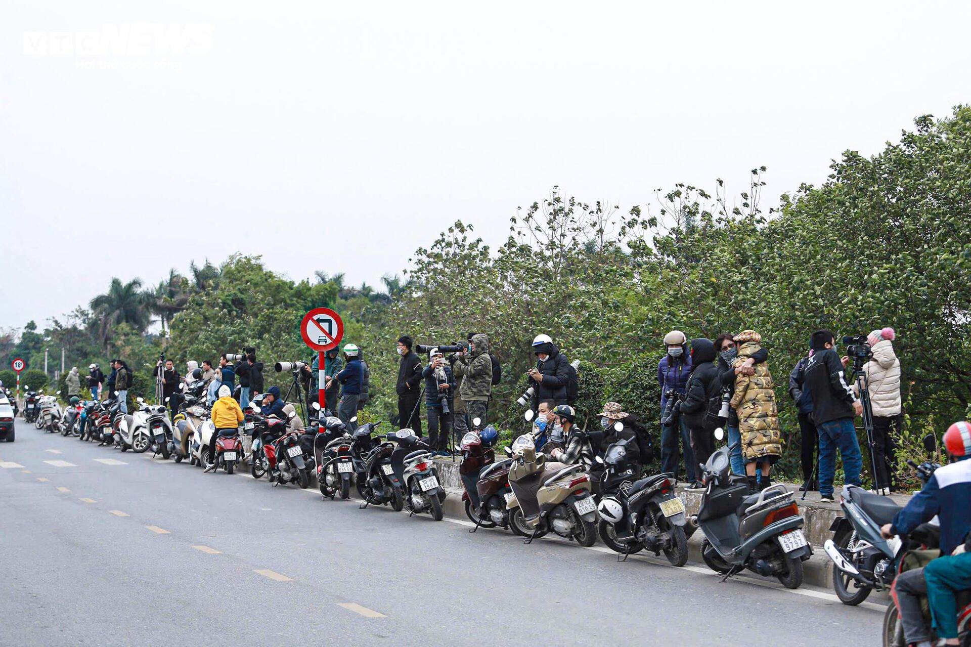 Người Hà Nội đội mũ lông, trùm kín mặt ngắm tiêm kích SU30-MK2 trong giá rét - Ảnh 1.