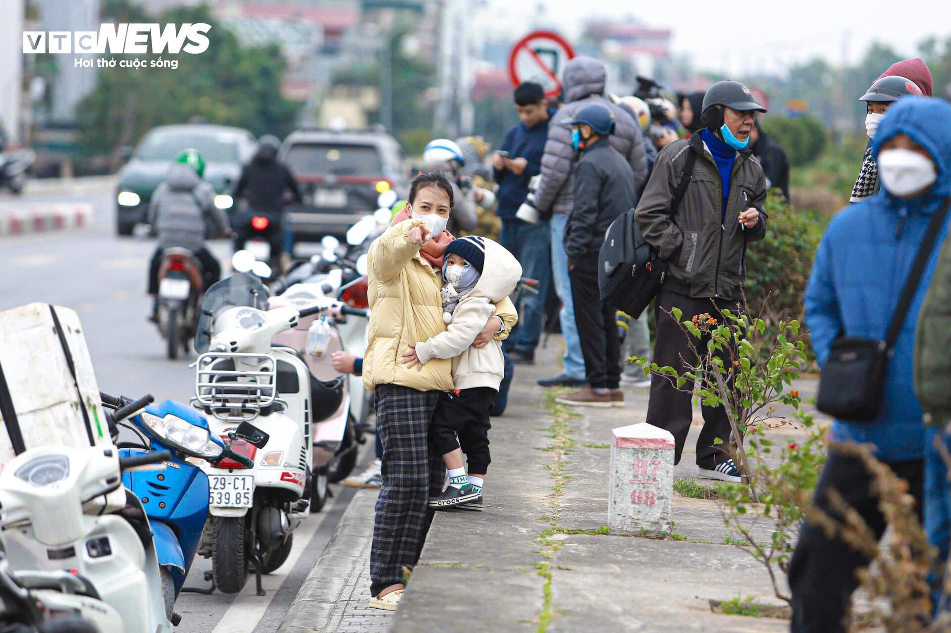 Người Hà Nội đội mũ lông, trùm kín mặt ngắm tiêm kích SU30-MK2 trong giá rét - Ảnh 2.