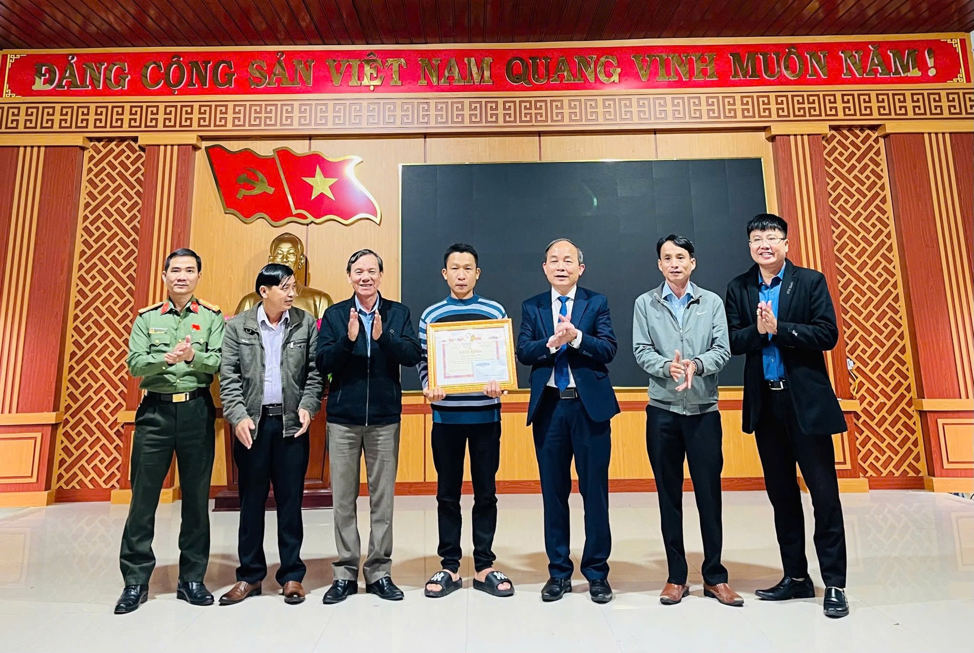 Quảng Nam khen thưởng "người h&ugrave;ng" cứu 3 học sinh bị lũ cuốn - Ảnh 1.