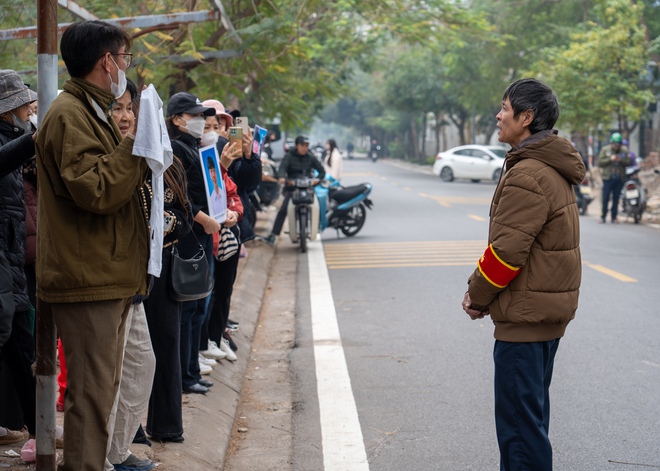 Mở lại phiên toà xét xử nam sinh lớp 8 bị đánh chết não, nhiều người dân đứng ngoài theo dõi từ sớm trong trời giá lạnh - Ảnh 5.