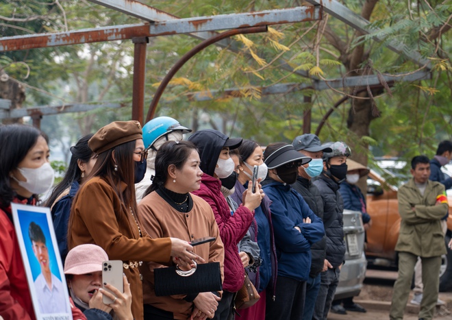 Mở lại phiên toà xét xử nam sinh lớp 8 bị đánh chết não, nhiều người dân đứng ngoài theo dõi từ sớm trong trời giá lạnh - Ảnh 4.