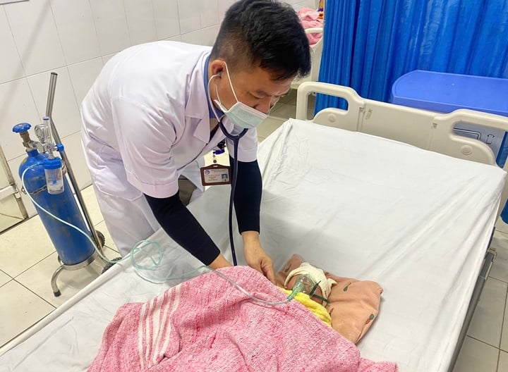 Vợ mới sinh, chồng đốt than sưởi ấm khiến cả nh&agrave; 4 người bị ngộ độc - Ảnh 1.