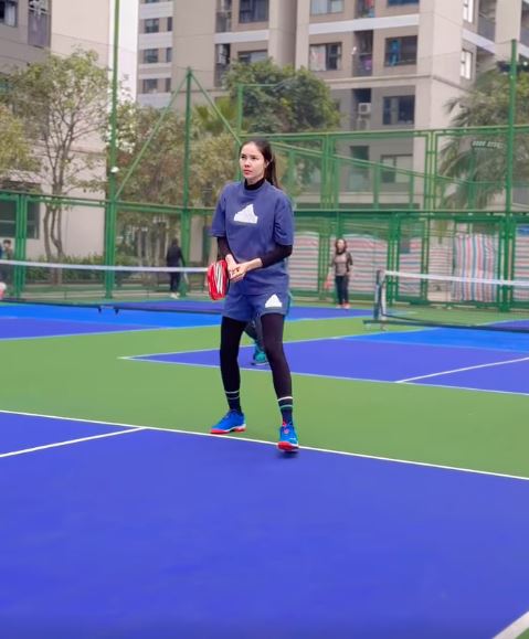 Nữ siêu mẫu rời showbiz, chọn cuộc sống bình dị bên chồng cầu thủ: Ngày chơi pickleball, tối bán hàng- Ảnh 5.