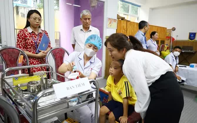 Ngành Y tế Hà Nội dự báo nguy cơ mắc sởi ở nhóm trẻ dưới 1 tuổi và trên 5 tuổi - Ảnh 1.