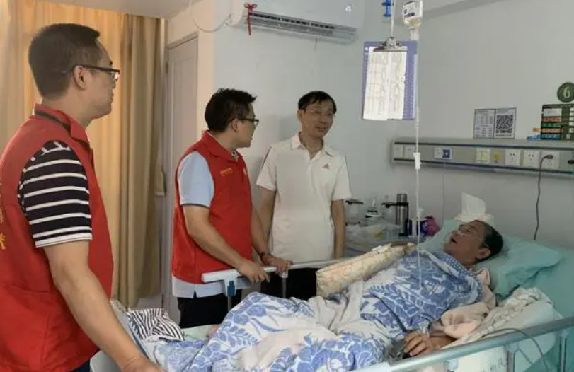 Nhận được tin dượng nhập viện, tôi tức tốc mang 50 triệu đồng đến đóng viện phí, nhưng khi nghe cuộc đối thoại bên trong cánh cửa, tôi bật khóc - Ảnh 1. Nhận được tin dượng nhập viện, tôi tức tốc mang 50 triệu đồng đến đóng viện phí, nhưng khi nghe cuộc đối thoại bên trong cánh cửa, tôi bật khóc - Ảnh 1.