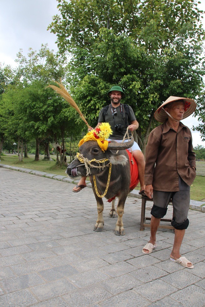 Ông chú chăn trâu ở Ninh Bình vô tư chụp ảnh với cậu bé 4 tuổi, 15 năm sau có người đến tìm, đòi gặp bằng được: Cái kết rớt nước mắt!- Ảnh 4.