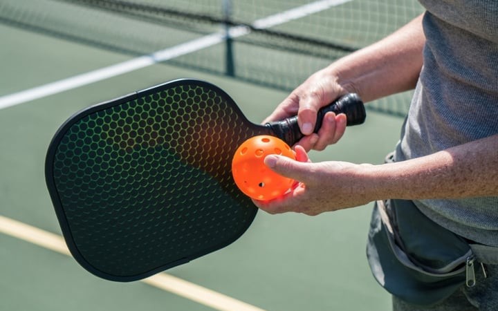 Đang chơi pickleball, người đàn ông bỗng đổ gục, nghi do đột quỵ