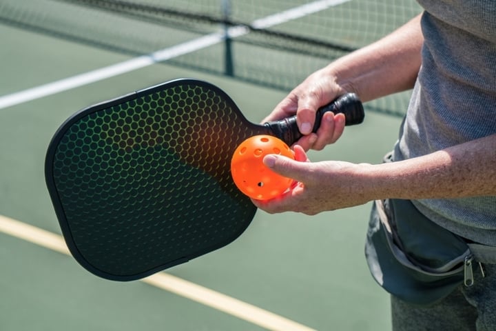 Đang chơi pickleball, người đàn ông bỗng đổ gục, nghi do đột quỵ - Ảnh 1.