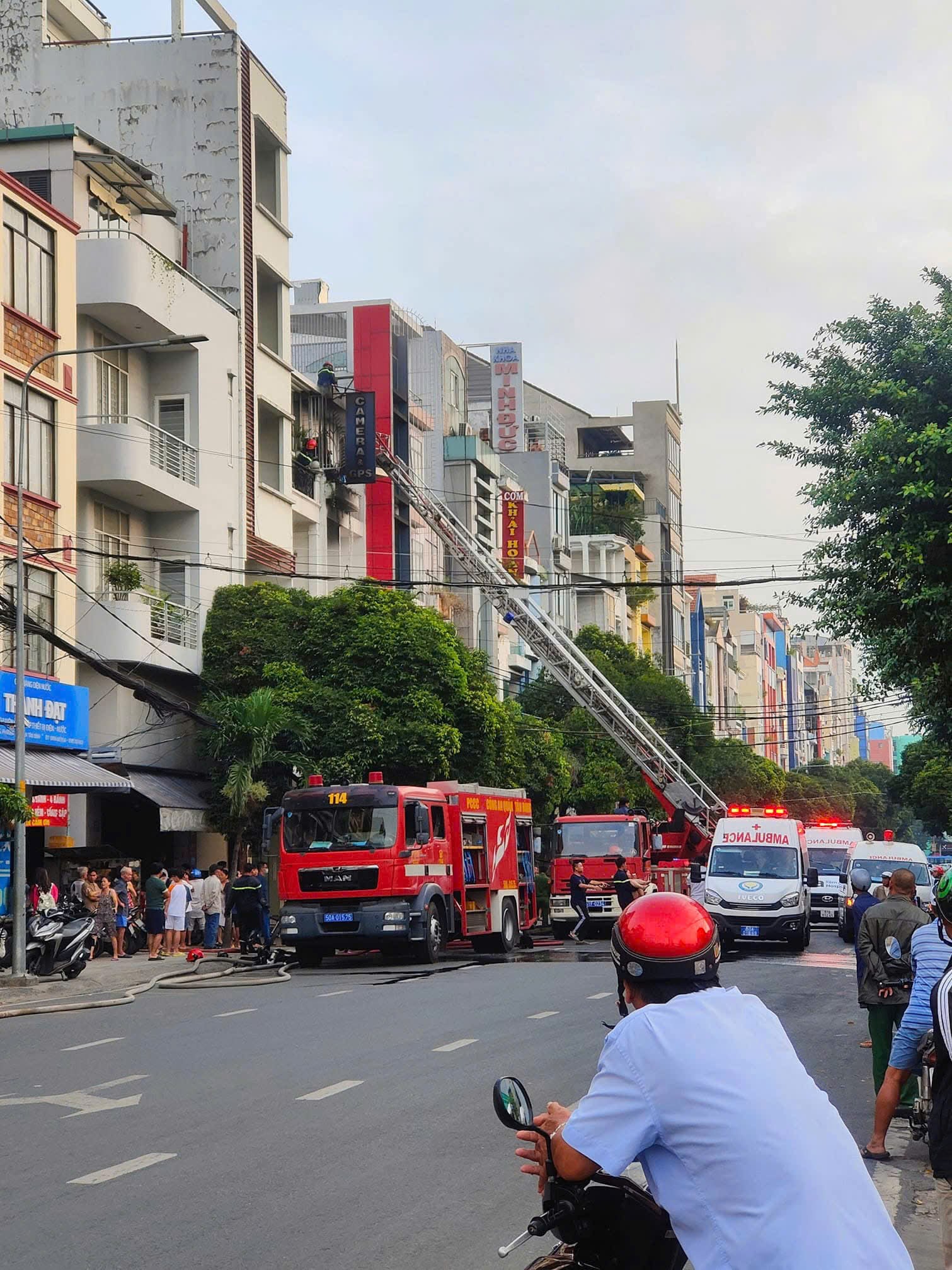 Cập nhật vụ cháy nhà nhiều tầng ở quận Tân Bình: ít nhất 16 người thương vong - Ảnh 2.