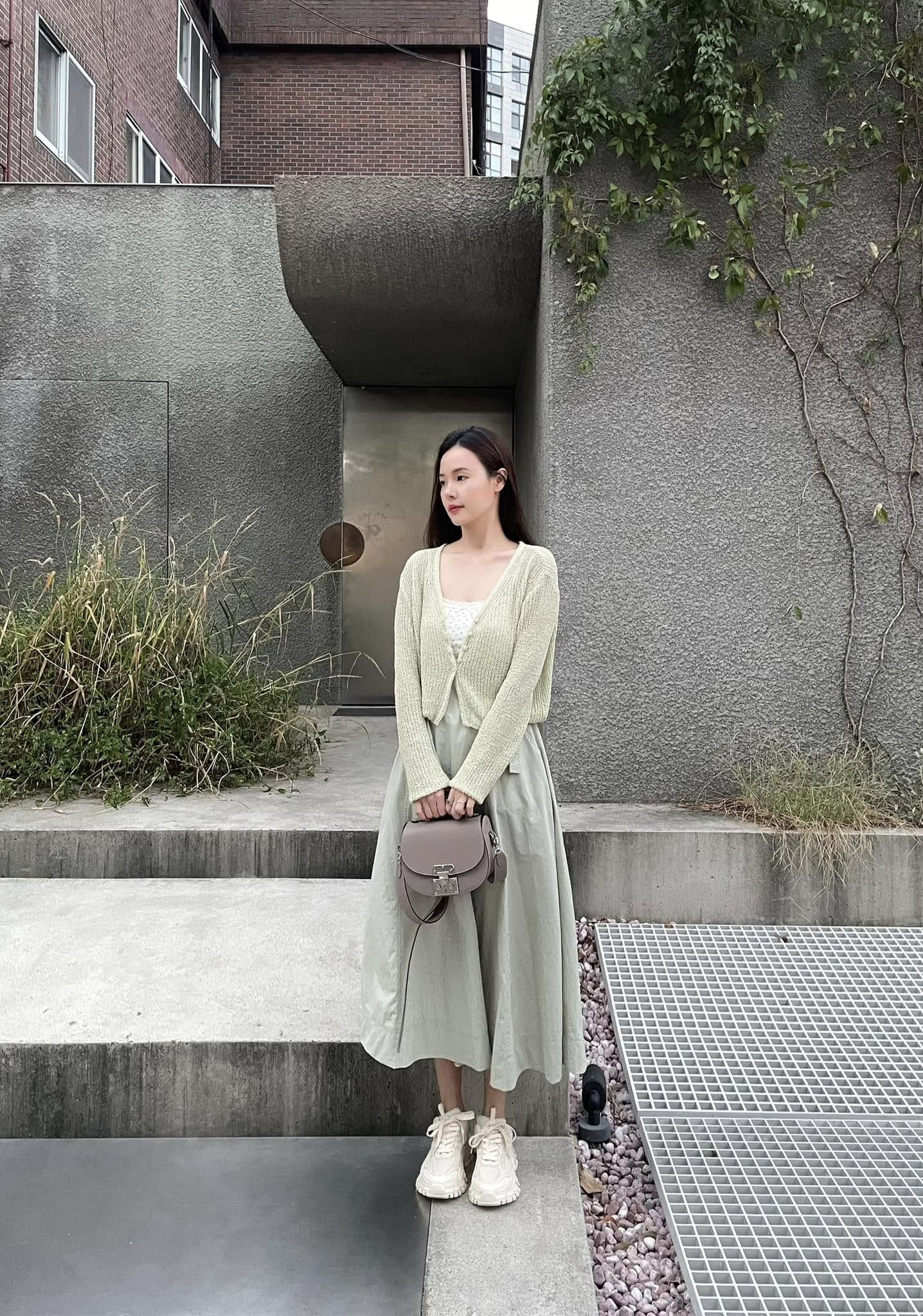 Sau khi lấy chồng, Midu ngày càng "lão hóa ngược" với style trẻ xinh - Ảnh 6. Sau khi lấy chồng, Midu ngày càng "lão hóa ngược" với style trẻ xinh - Ảnh 6.