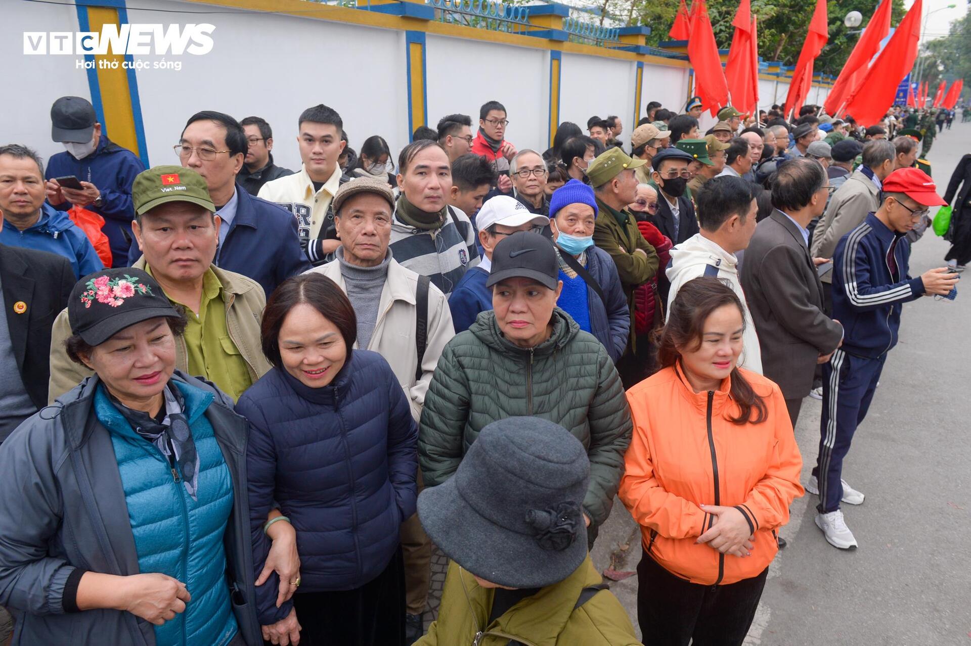 Vượt 300km, xếp hàng từ 5h đợi chiêm ngưỡng dàn vũ khí tại triển lãm quốc phòng - Ảnh 3.