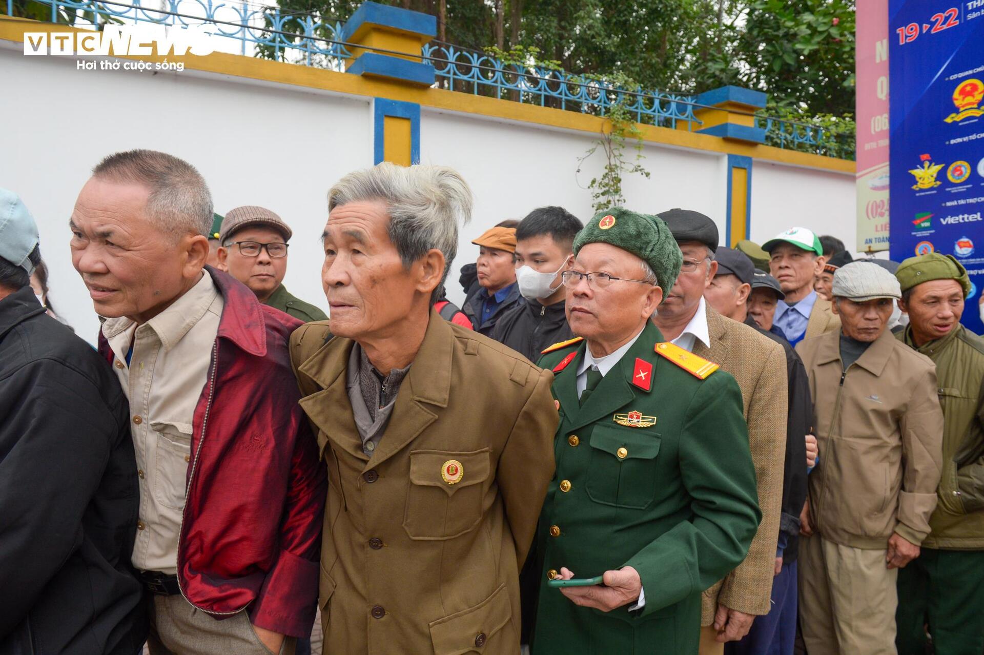 Vượt 300km, xếp hàng từ 5h đợi chiêm ngưỡng dàn vũ khí tại triển lãm quốc phòng - Ảnh 6.