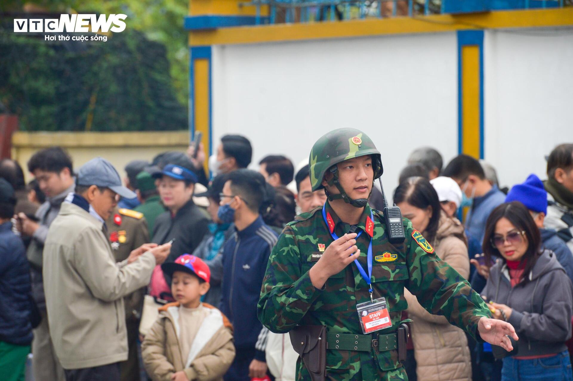 Vượt 300km, xếp hàng từ 5h đợi chiêm ngưỡng dàn vũ khí tại triển lãm quốc phòng - Ảnh 8.