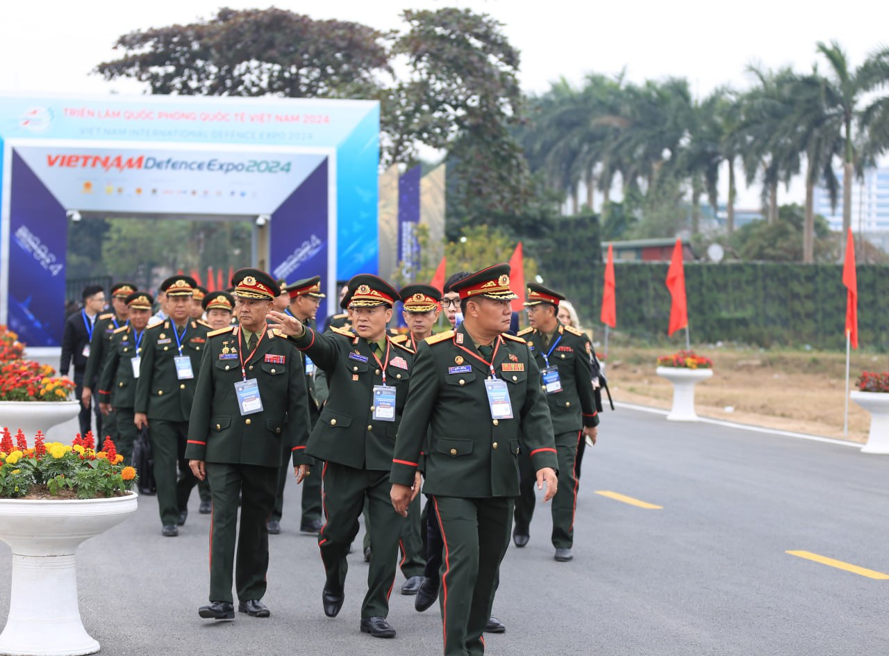 Hàng nghìn người dân Hà Nội xếp hàng chật kín từ sáng sớm chờ đợi tham quan Triển lãm Quốc tế Quốc phòng Việt Nam 2024- Ảnh 2.