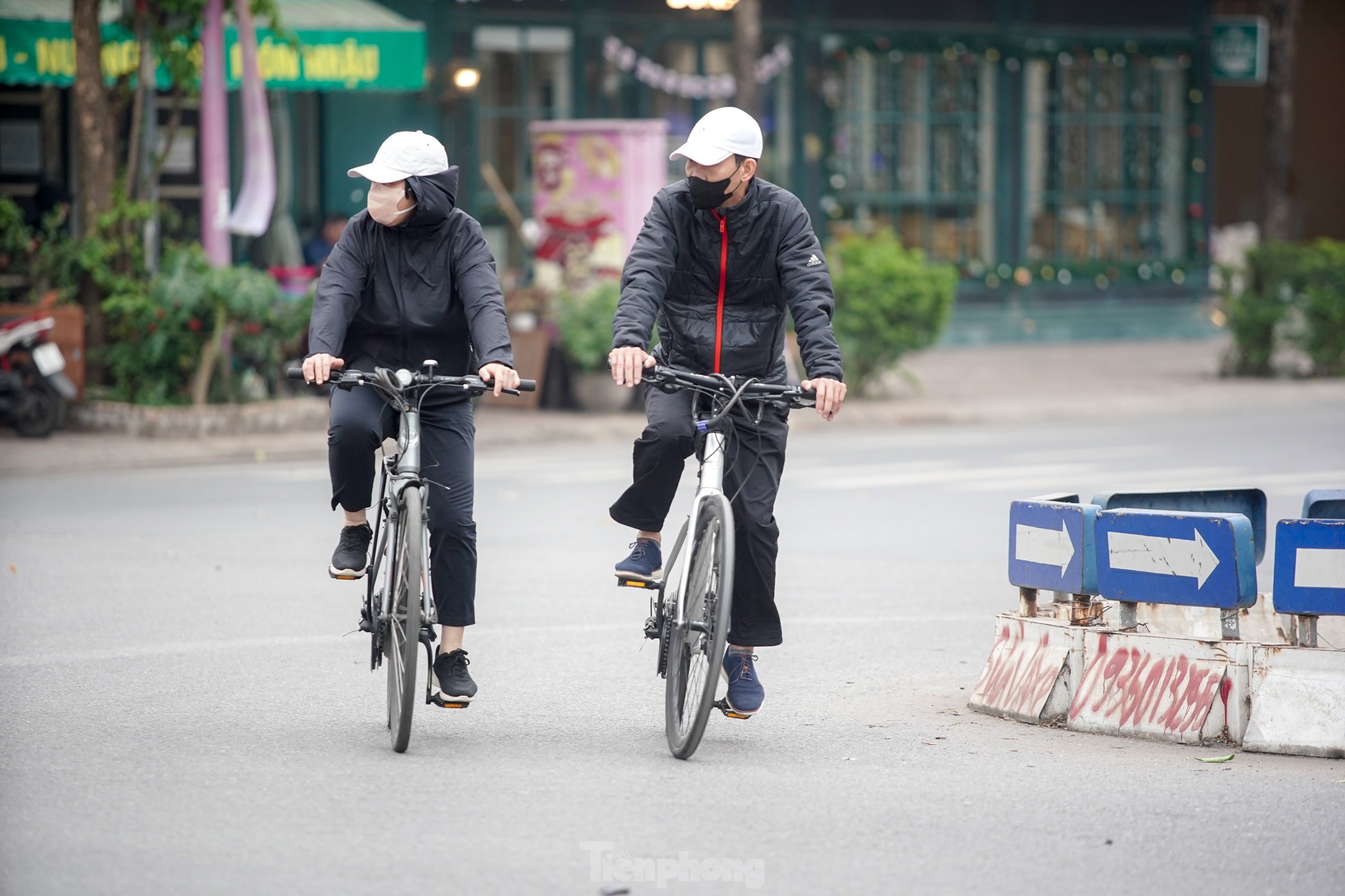 Hà Nội mù mịt bụi mịn từ sáng đến chiều, nhiều tòa nhà 'biến mất' - Ảnh 17.