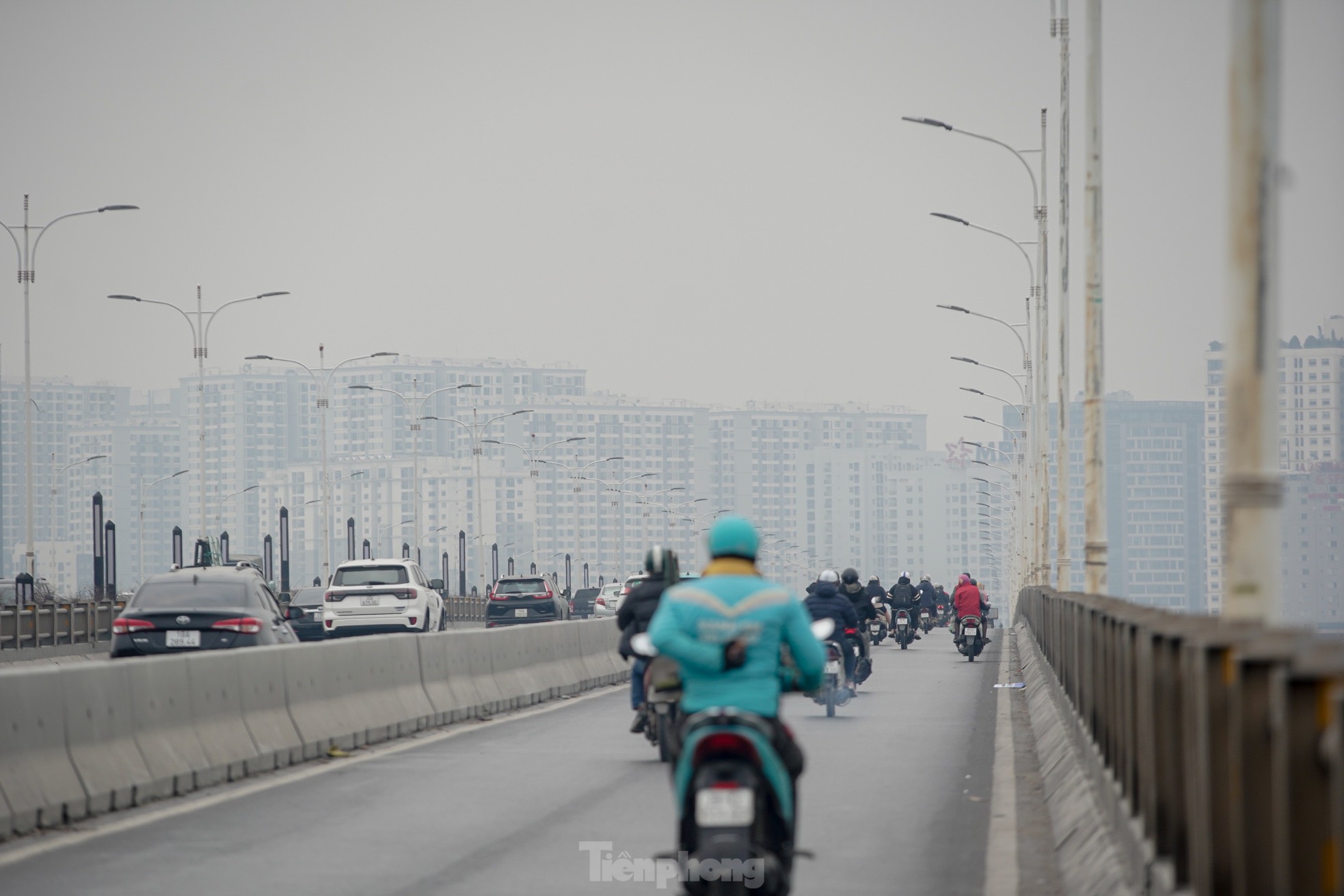 Hà Nội mù mịt bụi mịn từ sáng đến chiều, nhiều tòa nhà 'biến mất' - Ảnh 16.