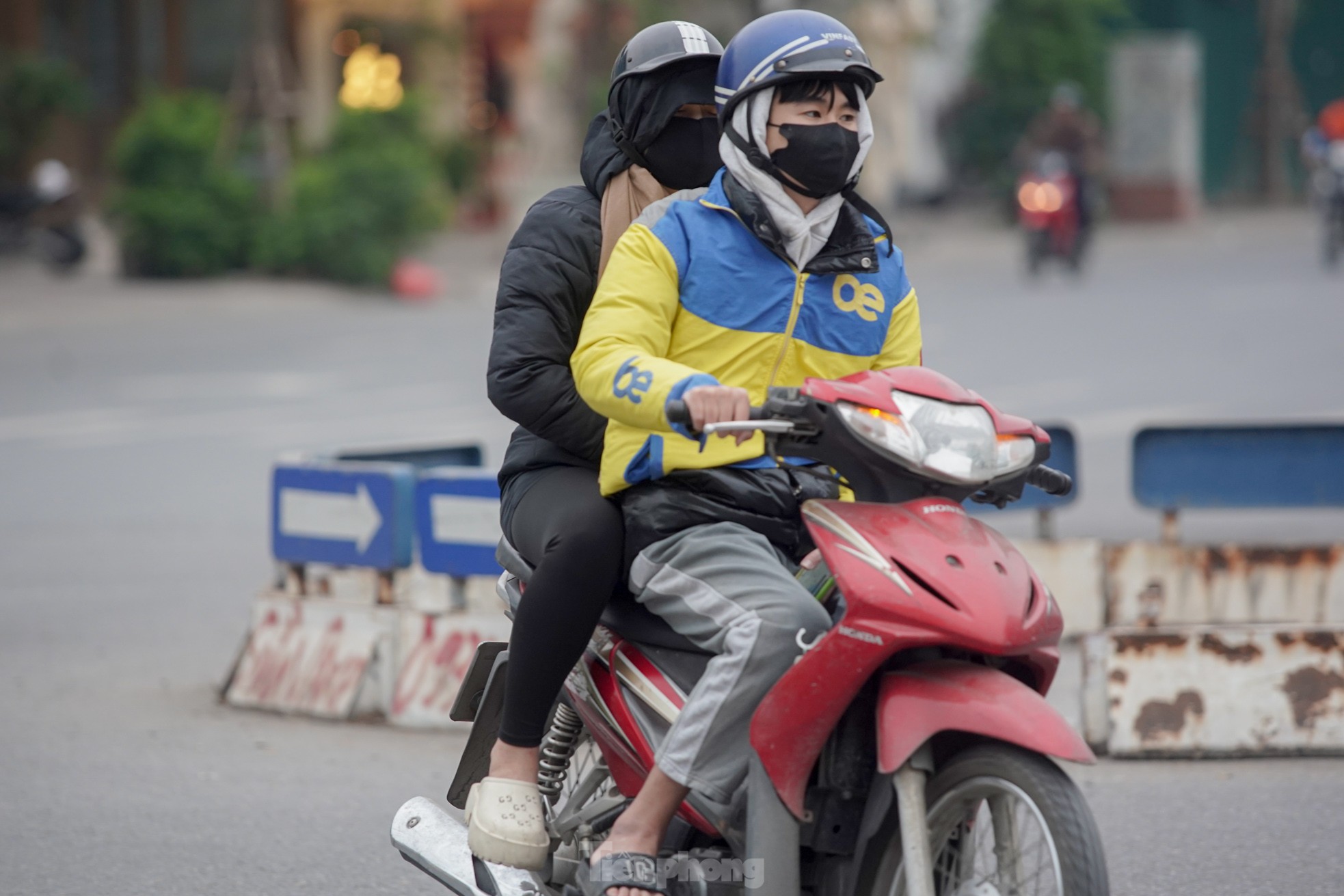 Hà Nội mù mịt bụi mịn từ sáng đến chiều, nhiều tòa nhà 'biến mất' - Ảnh 18.