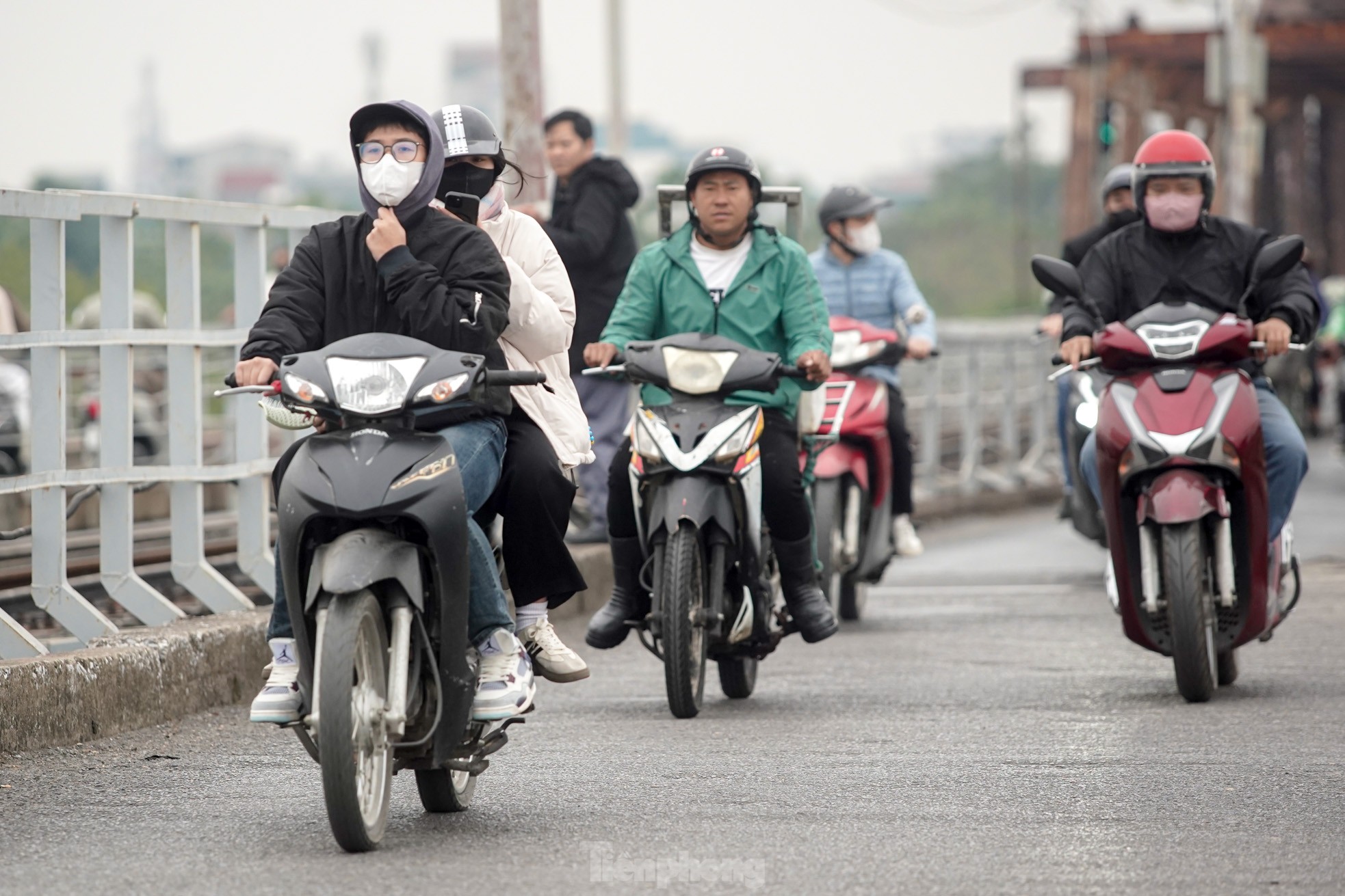 Hà Nội mù mịt bụi mịn từ sáng đến chiều, nhiều tòa nhà 'biến mất' - Ảnh 20.