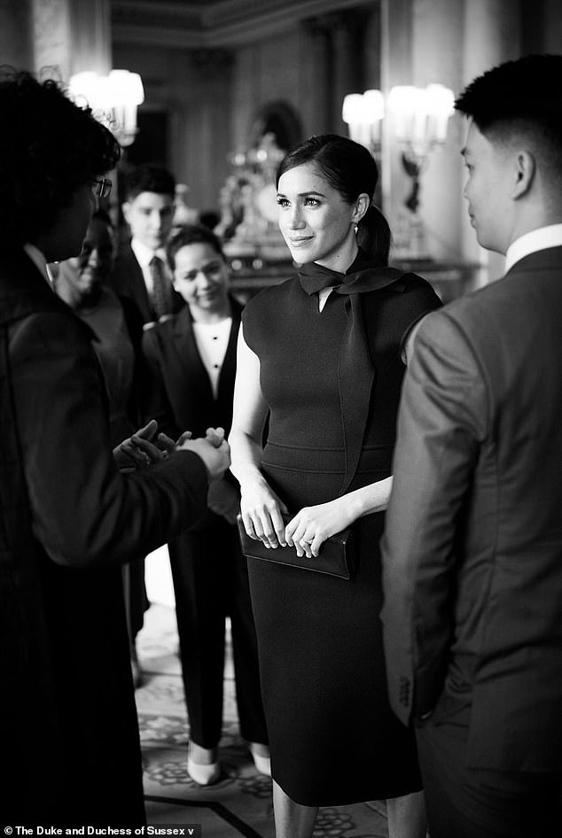 Một món đồ của Meghan Markle bất ngờ xuất hiện ở bữa tiệc trước Giáng sinh của Hoàng gia Anh?- Ảnh 3.