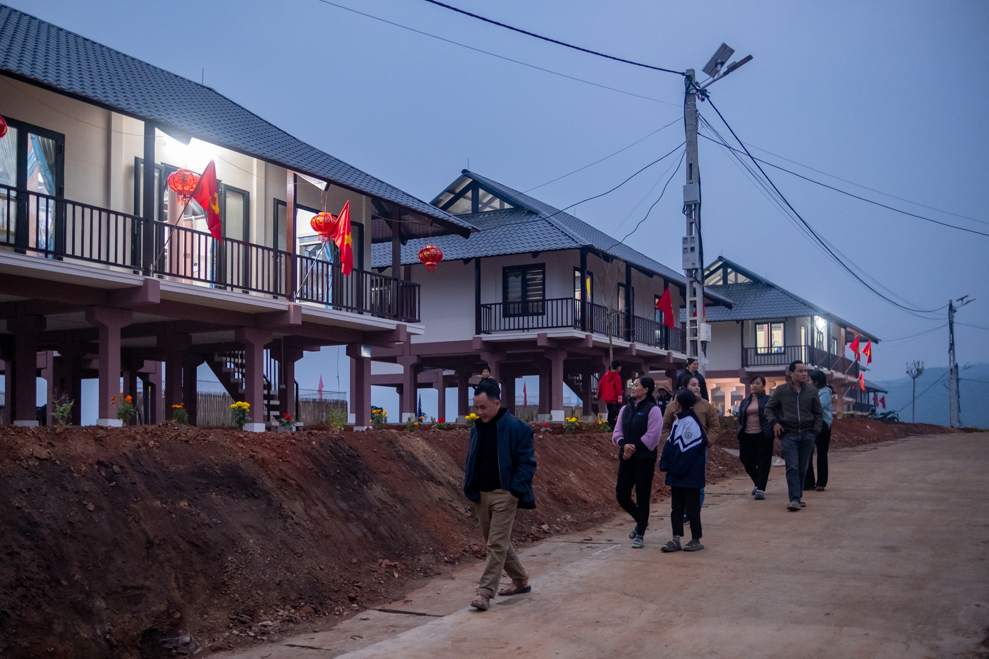 Đêm ở Làng Nủ trước ngày khánh thành khu tái định cư: &quot;Gần như nhà nào ông trời cũng để lại một người còn sống đấy chú à...&quot;- Ảnh 7.