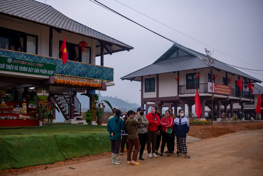 Làng Nủ sáng nay: Vui ngày &quot;hồi sinh&quot;, bà con nô nức dậy từ sớm để về nhà mới- Ảnh 8.